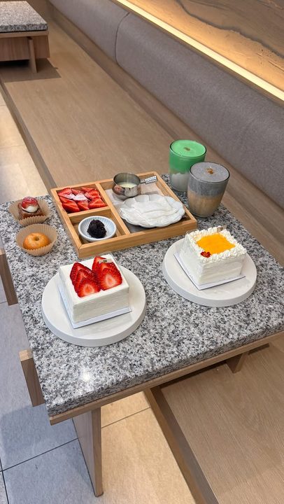 📍seoul sweets 

@seoulsweetsnyc located in ktown is an absolutely gorgeous dessert cafe with a minimalist aesthetic serving traditional korean desserts—the first of its kind! they have made the first and only ssal cakes 