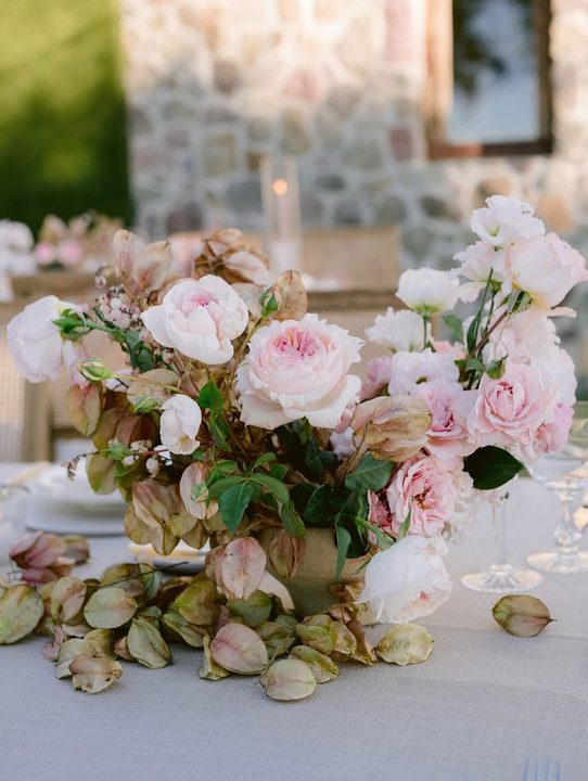 Blush blooms and muted greenery set the stage for tablescapes that feel equal parts interior-inspired and effortlessly romantic. Click the link in bio to see the full gallery. 🌷

Little Black Book Event Planning & Design