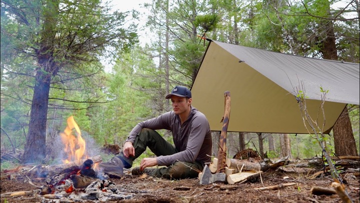 Bushcraft Tarp Camping Alone (Bow Drill Fire)