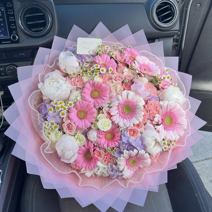 the perfect combination 🌸💗

•large spring mix 🤍

#springmix #springblooms #jasminesflowerss #pomonaflorist #LAflorist