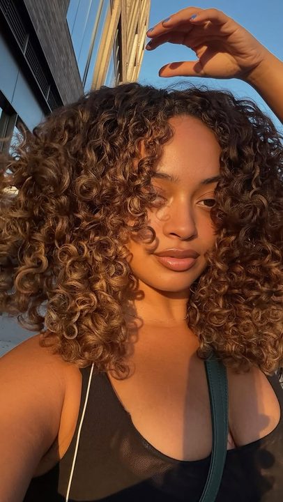 Starting to love salon days 😍 curly cut + color with the best @francesscastyles_ 🌹

#curlycut #nychairstylist #curlyhaircare