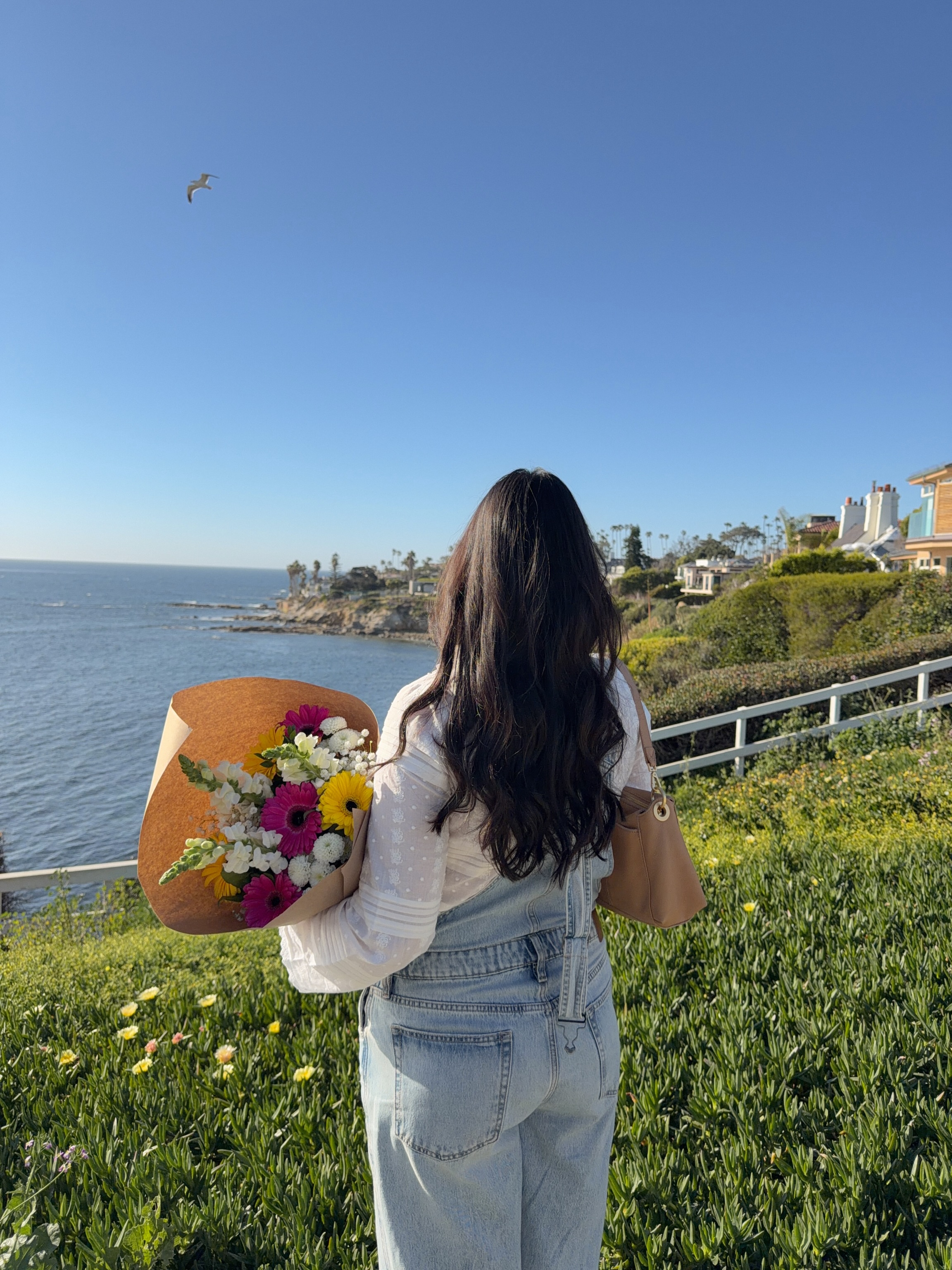 sunshine & flowers 🦋🫶🏼✨💐

#spring #flowers #casualoutfit #denim