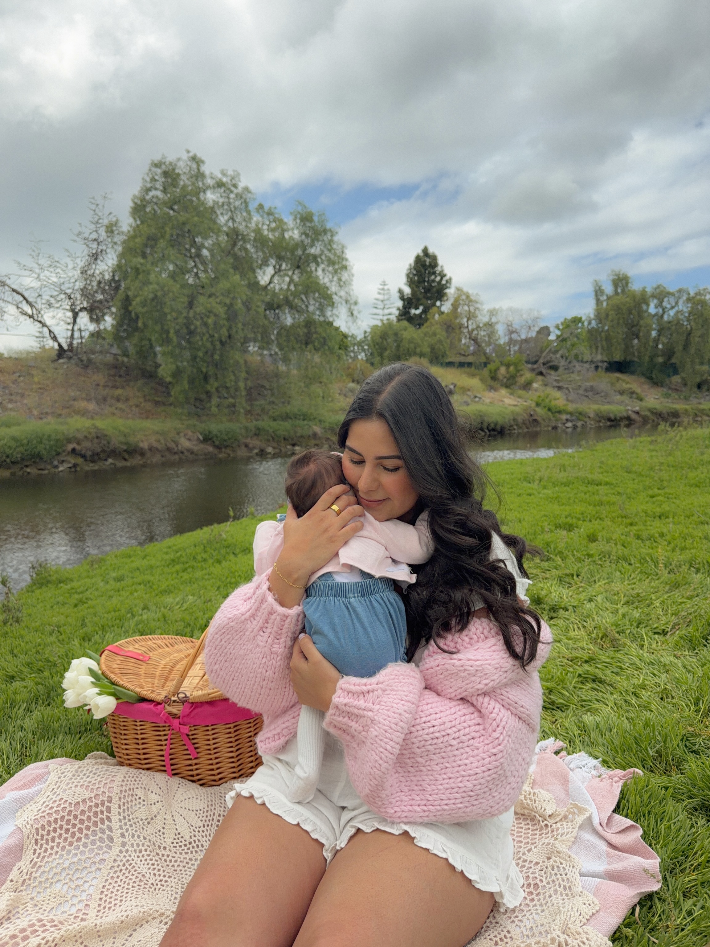 you’re telling me she won’t stay this little forever? 🥺

#momoutfit #baby #spring #flowers