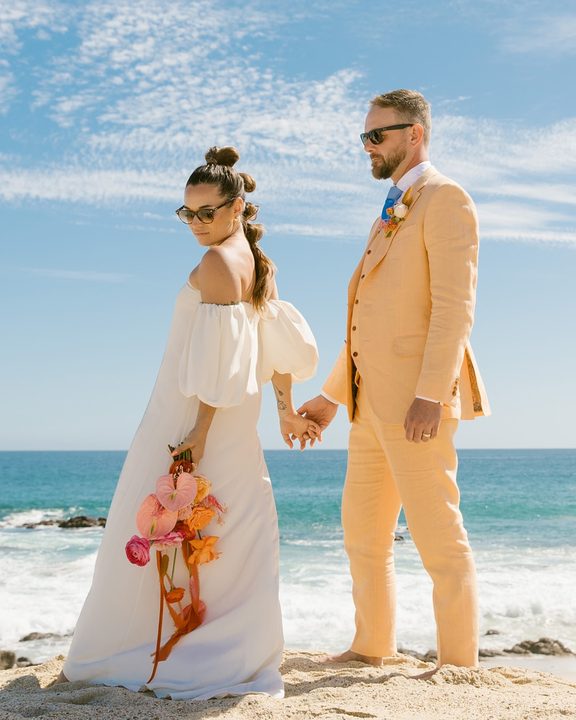 Colorful in Los Cabos ☀️💕⁠
⁠
This vibrant destination wedding weekend in Mexico was a funky, intimate affair that wedding planner bride Jenni (aka @jennigrubbaevents) designed + planned herself! ⁠
⁠
👉🏼 Swipe to see why w