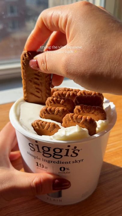 had to try the viral 2-ingredient Japanese yogurt cheesecake hack🍰

2 ingredients:
- @siggisdairy Greek yogurt 
- @biscoff cookies

Left in fridge overnight! 

Actually so yum - the layered mix between thick greek yogurt