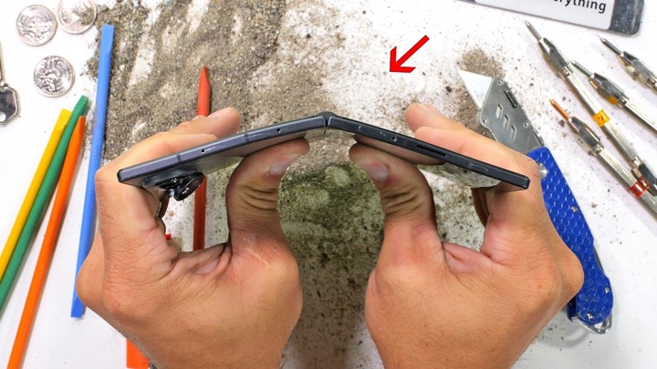 Galaxy Z Fold 8 DURABILITY TEST - is the new 'Titanium Screen' real?