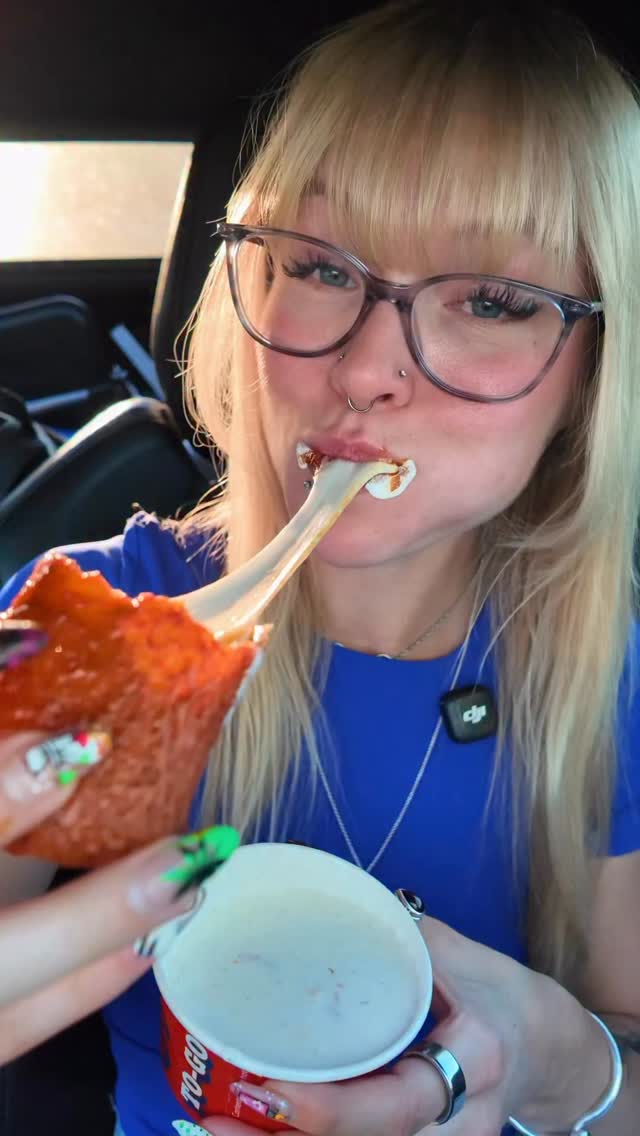 CHILIS TRIPLE DIPPER MUKBANG🧀
@chilis they seriously have the best mozzarella sticks 

#mukbang #chilistripledipper #jillyeats #cheesepull 