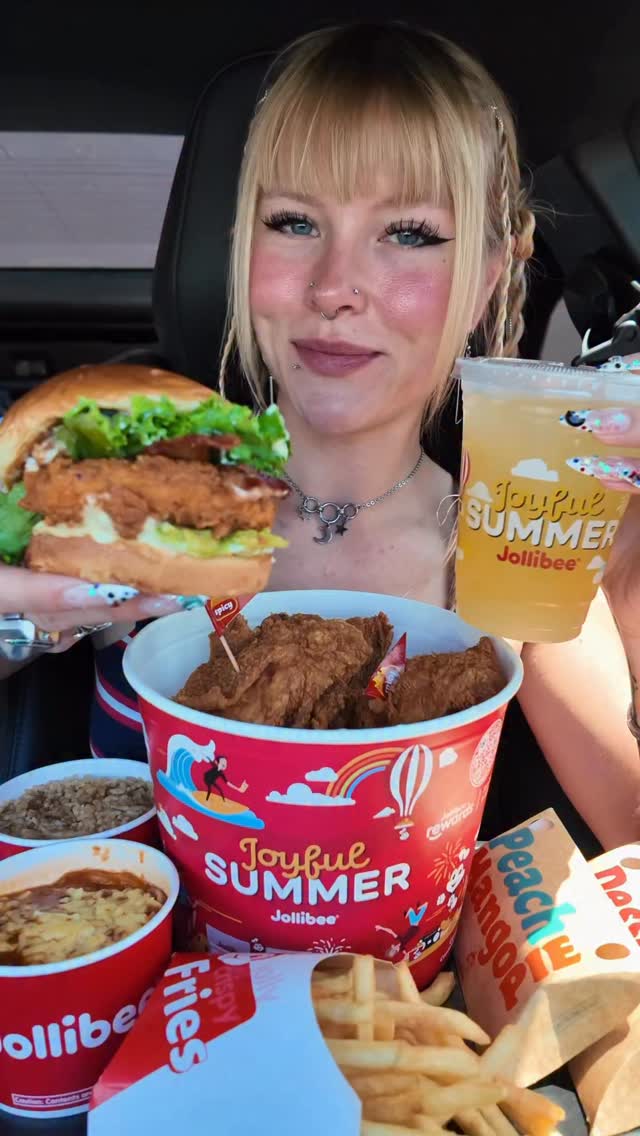 Jollibee mukbang ❤️🇵🇭 So delicious every time! @jollibeeus 

#mukbang #jollibee #mukbangeatingshow #friedchicken #jillyeats