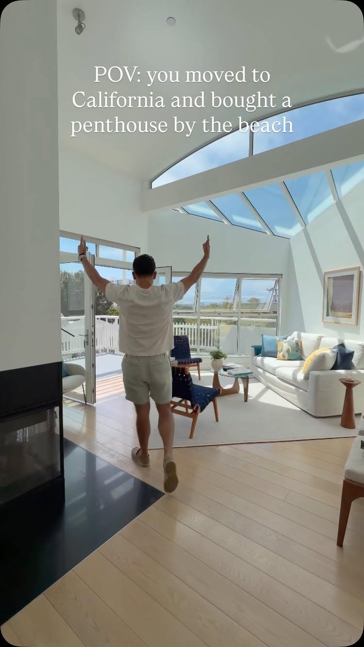 Just Listed | Santa Monica Penthouse | Ocean Park.

Oversized skylights, soaring ceilings, walls of glass, and a wraparound balcony with swe