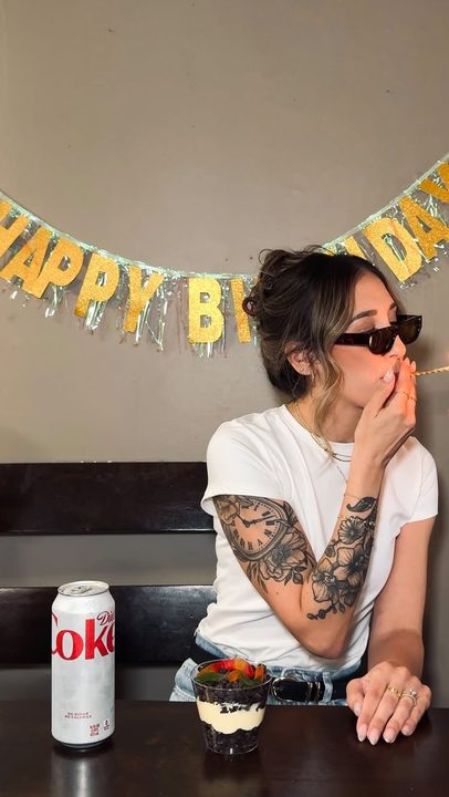 Season 36 Episode 1 - by the order of London Carter

because when it’s your birthday it’s her birthday too 💁🏻‍♀️

getting older and realizing fun is just spending time with my favorite people eating enchiladas and dirt c