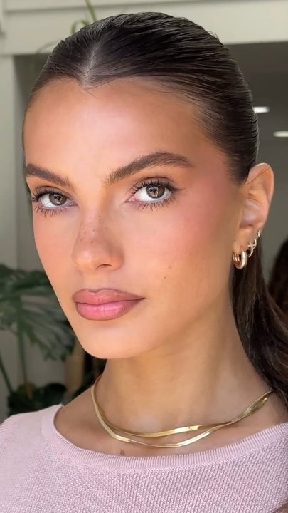 bronzed and sun-kissed glam on @olivialarodriguez for @hypeachboutique 

key products //
@valentino.beauty spike lip balm in shade 120R rose in the woods
@morphebrushes signature lip pencil in spiffy
@freck freck noir (l