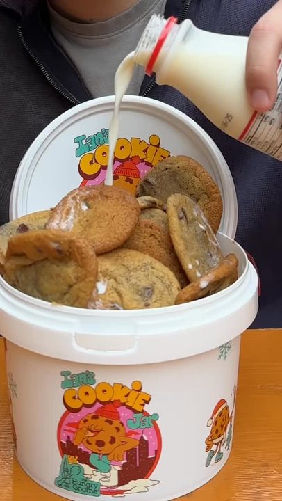 The newest viral cookie in NYC comes by the bucket. Ian’s Cookie Jar is changing the game with 40 cookies per serving 🤯 congrats to @imma_eat_this and @chefdaniellesepsy for the launch 🚀 

Check them out at Herald Square