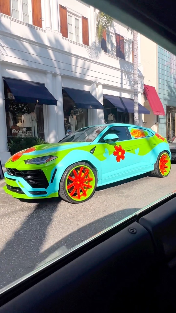 SPOTTED👀: The Mystery Machine!! Well, sorta… This is @chieffkeeffsossa Lamborghini Urus with a wide bodykit  and a full Scooby Doo Mystery 