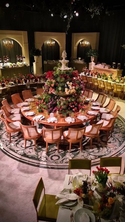 Mediterranean, but make it garden.

#losangelesflorist #weddingdesign #gardentheme #floraldesign #LuxuryEvents

Floral & Event Design:@larklosangeles 
Planner: @letspartybyserena 
Rentals: @theonicollection @hollywoodeve