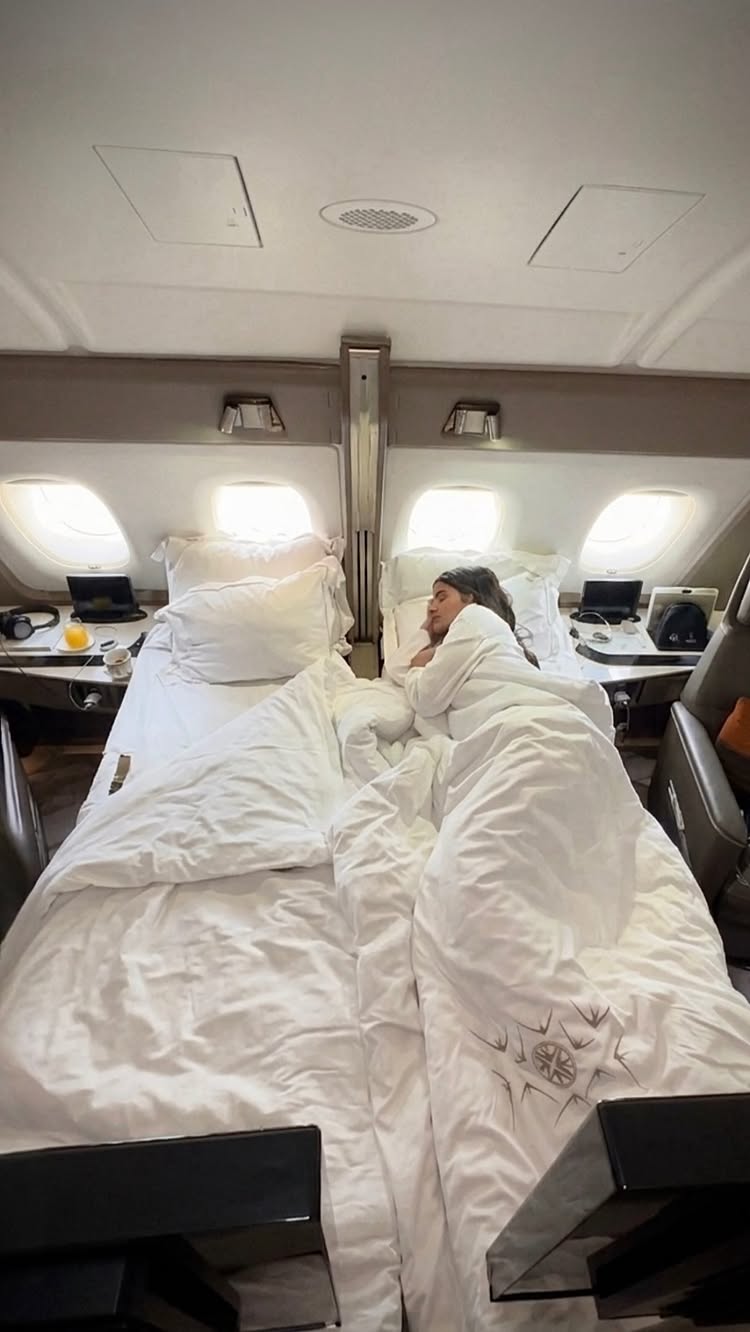 What it’s like to fly 6 hours in the Singapore Suites double bed suite! ✈️

Some people take issue with the design of this suite (particular