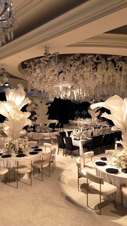 Layered whites, soft textures, and candlelight that does all the talking.
An evening wrapped in quiet luxury.

#LarkLA #weddingdesignn #whitewedding #floraldesign #LuxuryEvents

Planning: @letspartybyserena 
Floral & Eve