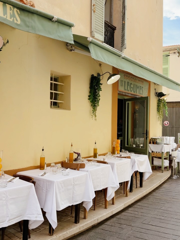 Antibes, France iphone dump 🇫🇷 this little slice of heaven quickly became my favorite place in the French Riviera 

1. The cutest restaura