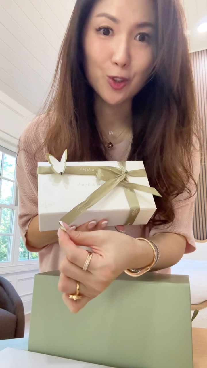 ‘BIRTHDAY UNBOXING’ Preordered NEW VCA translucent PINK ENAMEL Alhambra Part 1 #birthdaygift #shorts