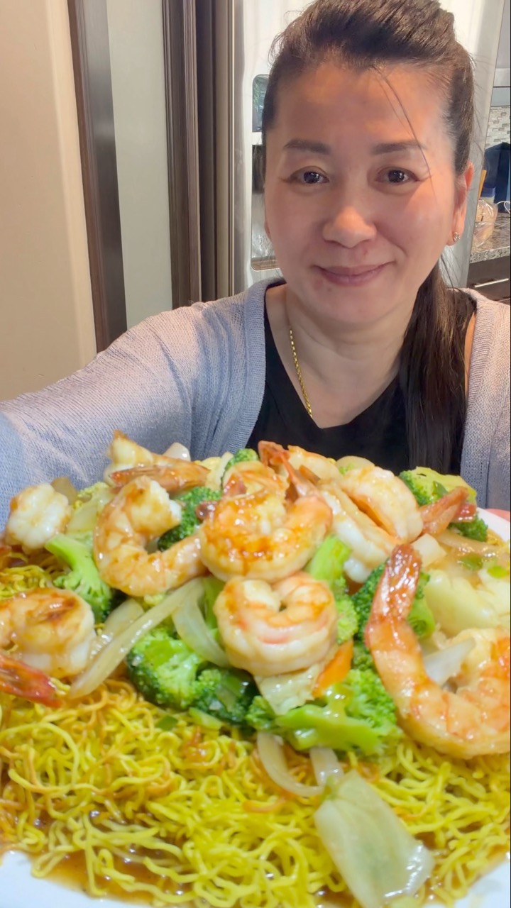 How to make shrimp chow mein || Ly Cooks