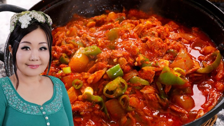 Easy spicy tuna stew with canned tuna (Chamchi-jjigae: 참치찌개)
