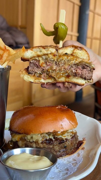 Lunch only Burger au Poivre in nyc!! 

#nycfood #nycburgers #burger #nyceats #nycfoodie