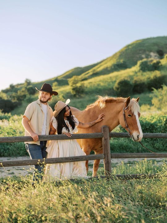 A little Western charm goes a long way 🌾 

Aubrey and Rylan embraced Western charm for their Horsethief Canyon engagement photoshoot. From the rolling hills to Aubrey’s dreamy @selkie gown and vintage boots, every detail
