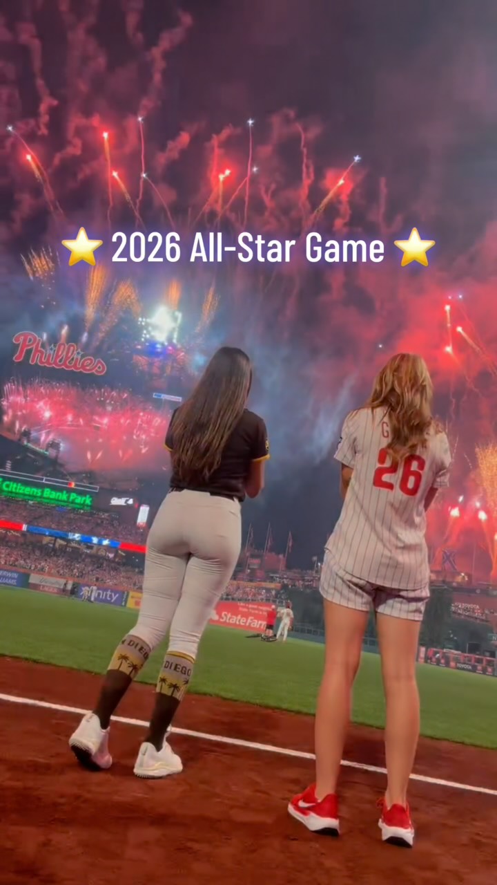 A historical midsummer classic under the night sky lit up by fireworks, how can you not be romantic about baseball? 🎆 #baseball #allstargam