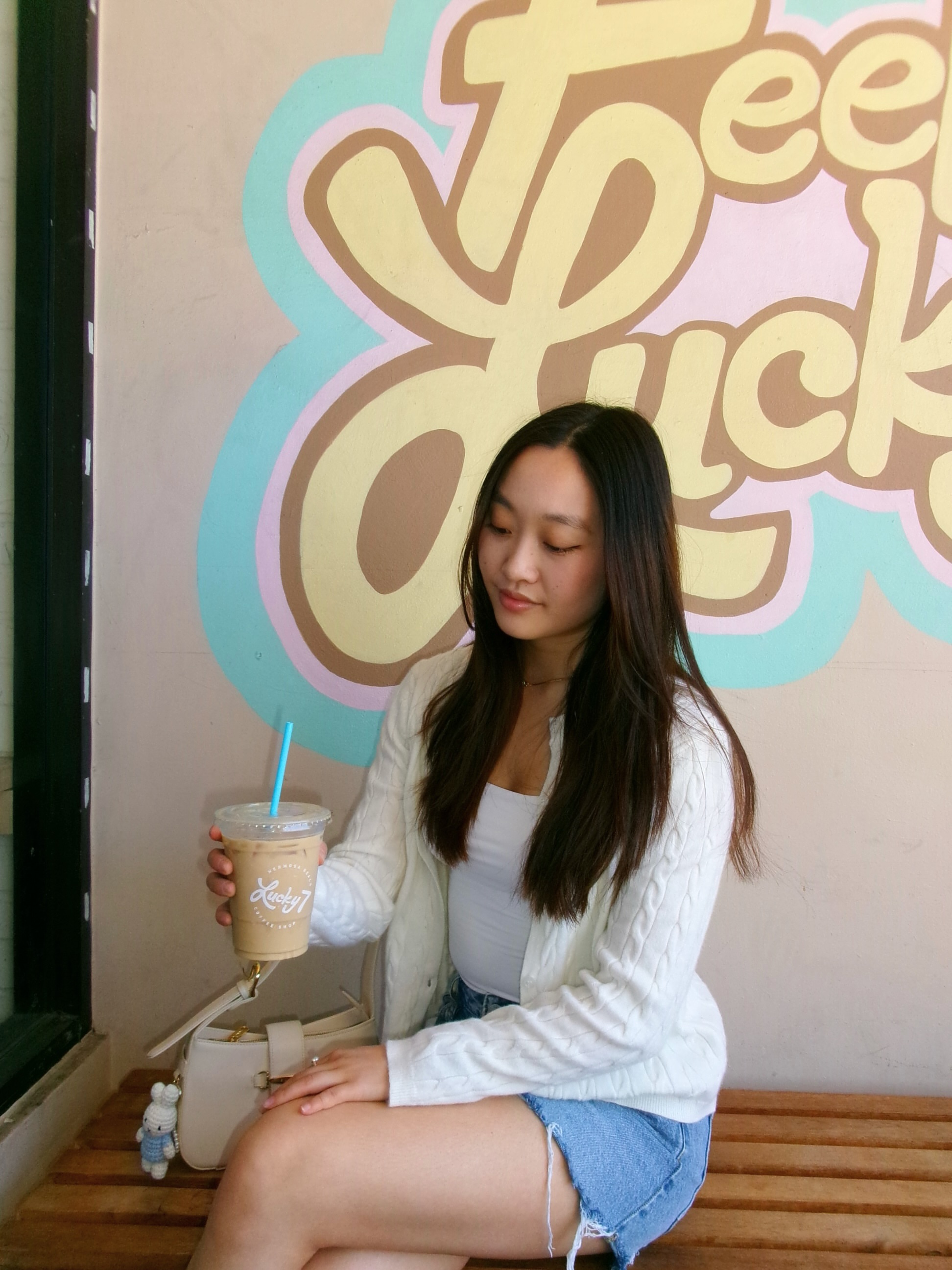 more coffee & photoshoots 📸💛 
•
•
•
#photoshoot #aesthetic #coffee #cafes #hermosabeach