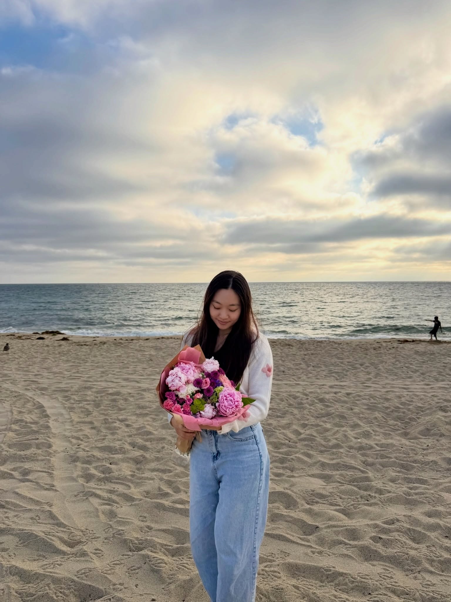 summer in full bloom 🌸💐🌼
(except it’s still gloomy) 
•
•
•
#beachphotos #redondobeach #beachsummer #summeraesthetic #flowerbouquets