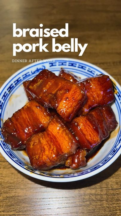 Follow @messyfeedeats for more recipes👇🏼

『红烧肉 - Braised pork belly』
• 1 slab of pork belly (1-1.5lbs)
• 1 tbsp rock sugar*
• Seasoning:
- 1 tbsp dark soy sauce
- 1 tbsp light soy sauce
- 4-5 tbsp shaoxing wine
• Water t