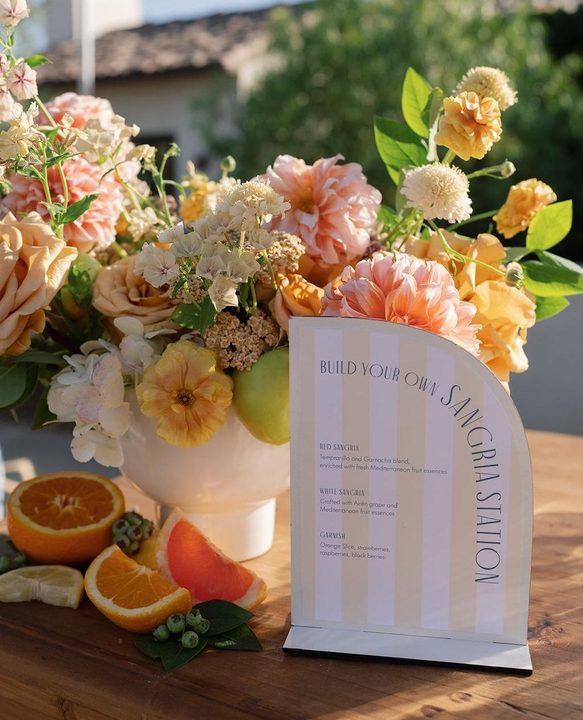 With citrus woven throughout, garden roses in apricot and buttercream, and a sangria station styled to perfection, this wedding weekend felt fresh, thoughtful, and delightfully unexpected 🍊 Click the link in bio to see t