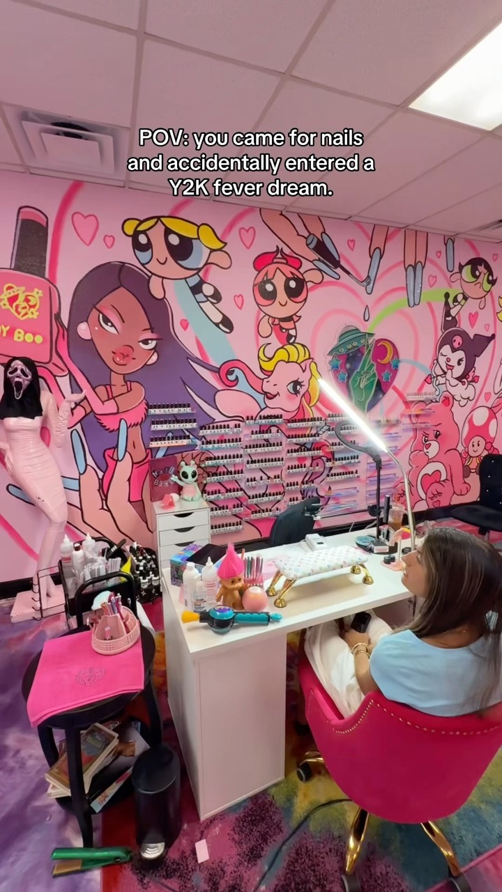 The nails are cute but the real entertainment is lookin around the shop like 👁️👄👁️.. #90s #y2k