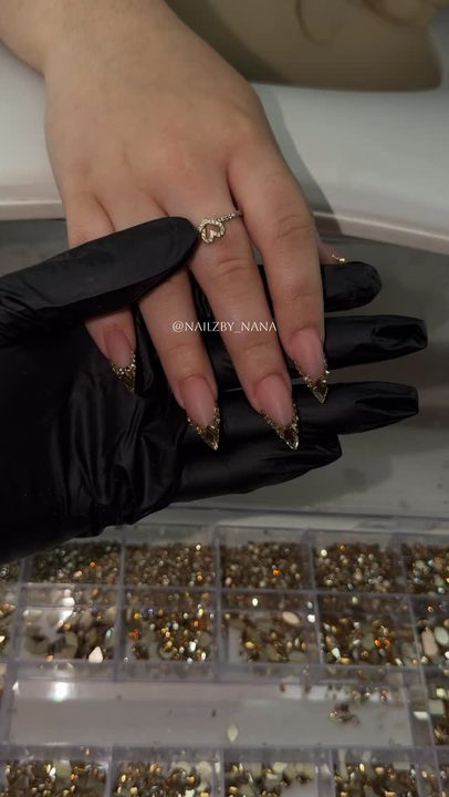 Oh bling me outtt baby 💎😍

Booking link is located in my bio any questions dm or reach me at📲 929-453-6593
JUNE BOOKINGS AVAILABLE 

-follow @nailzby_nana  for more 💕

-

-

- #nycnailtech #nailart #promnails #nailinspo 