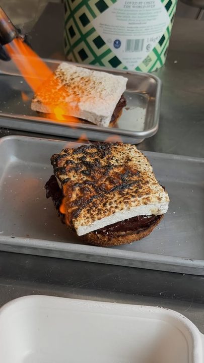A s’mores pie and a bagel had a baby and I am hooked… RUN to the Apollo Bagels x Fillings collab this month at their Tribeca location! 

#nycfood #nyc #sweettreats #foodreviews #nycfoodie