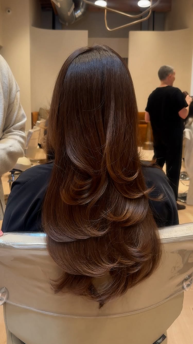Raise your hand if your hair is your entire personality 🙌🏻

A dry cut has been a game changer! I always ask for that 90s inspired layered 