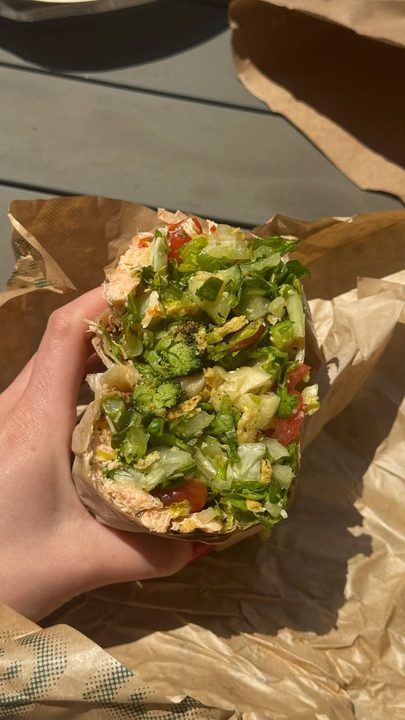 If you haven’t tried it yet, I’m here to tell you the @sweetgreen wrap is in fact delicious 🔥 and the penn plaza location is superior 
.
.
.
#wrap #sweetgreen #lunch #salad #girl
