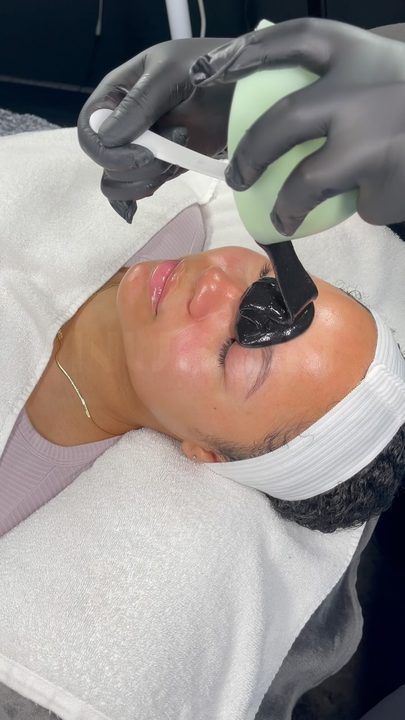 Dermaplane Facial + Oxygen Trio for my Birthday girl ☁️

Oxygen Benefits:
🫧Kills acne causing bacteria. Acne cannot thrive in oxygenated areas.
🫧Helps with desincrustation, making extractions easier
🫧Reduces inflammation