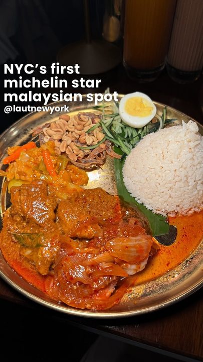 The first malaysian restaurant in the US to earn a michelin star…⭐

@lautnewyork’s menu spans southeast asian cuisines🇲🇾🇸🇬🇹🇭 My friend has been there a few times, so we went with her top recommended dishes.

The place wa