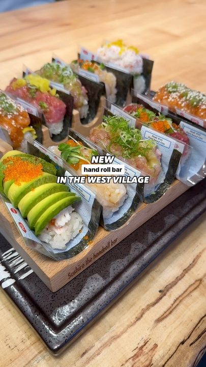 There’s a delicious new handroll bar in the West Village - @sushirohandrollbar recently opened on 7th Ave S & they’re serving some delicious hand rolls with generous amounts of seafood & other toppings! They have the opt