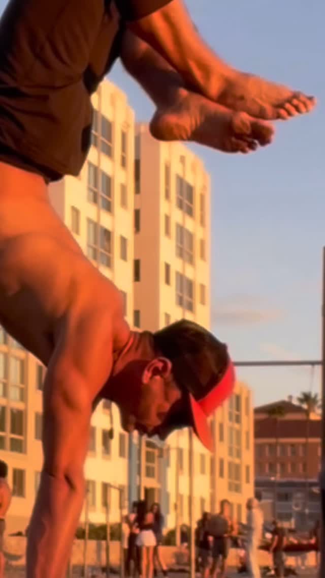 🌅 Sunset Yoga on Muscle Beach 🌴

Here I am, at the iconic Muscle Beach in Santa Monica, where the golden sun kisses the ocean and the ener