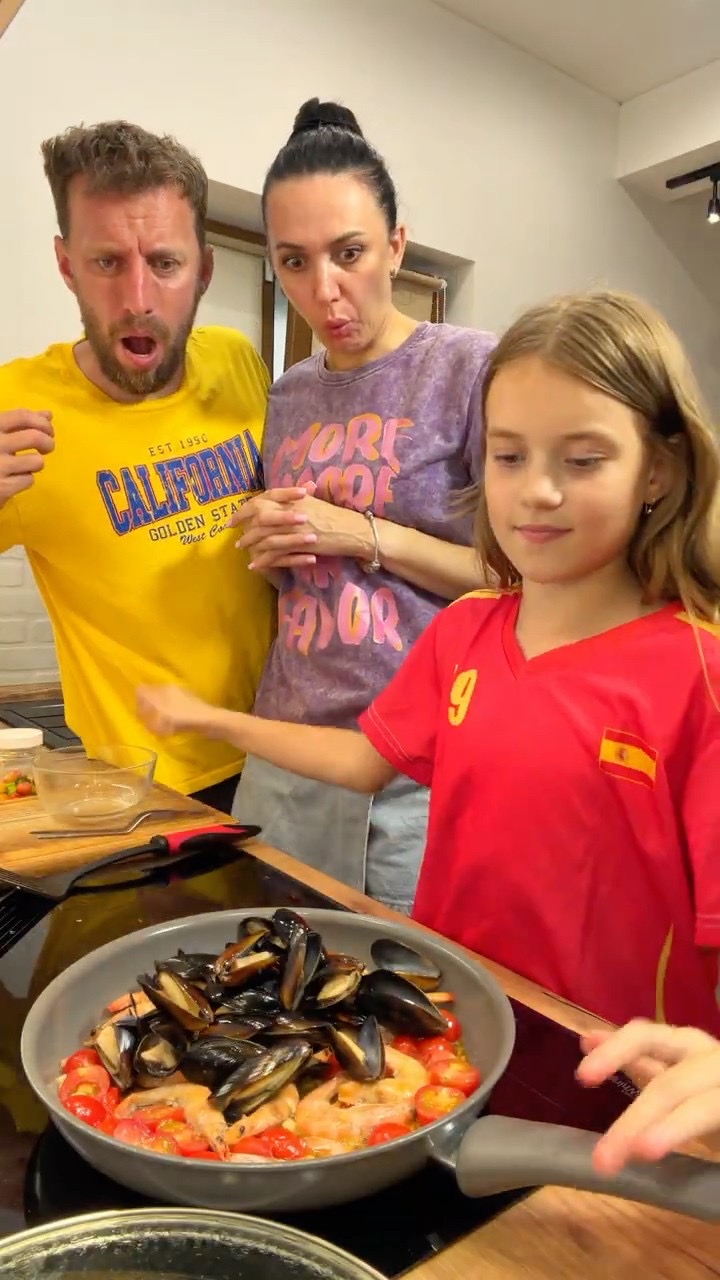 The Quick tomato seafood pasta that got us cooking together #familymeal #easyrecipe #hacks
