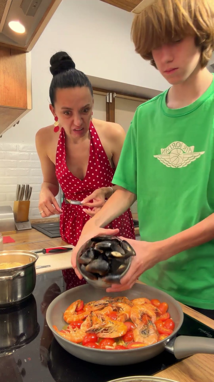 This Quick Tomato Seafood Pasta brought us together #familymeal #easyrecipe #hacks
