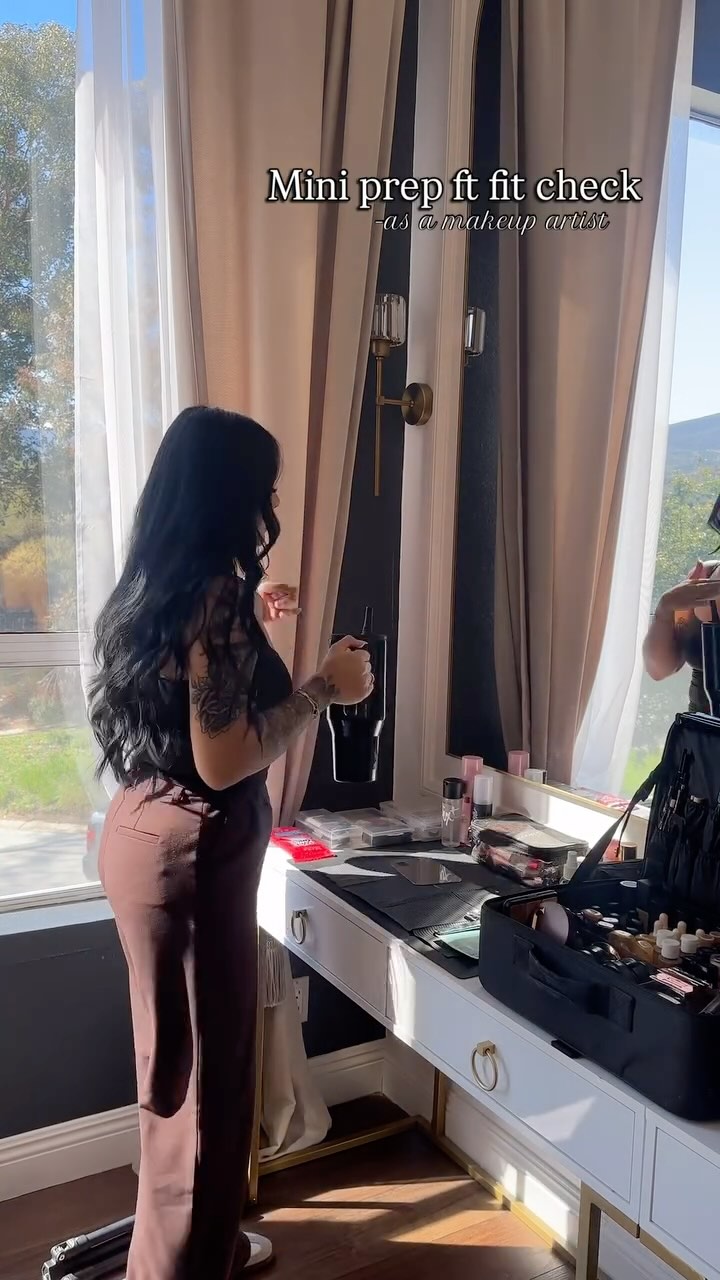 Just a little prep ft @glam_bygabriela 👯‍♀️🫶

#sandiegomakeupartist #sdmua #sdmakeup #sdmakeupartist #fitcheck✔️ #sandiego #makeupartist #