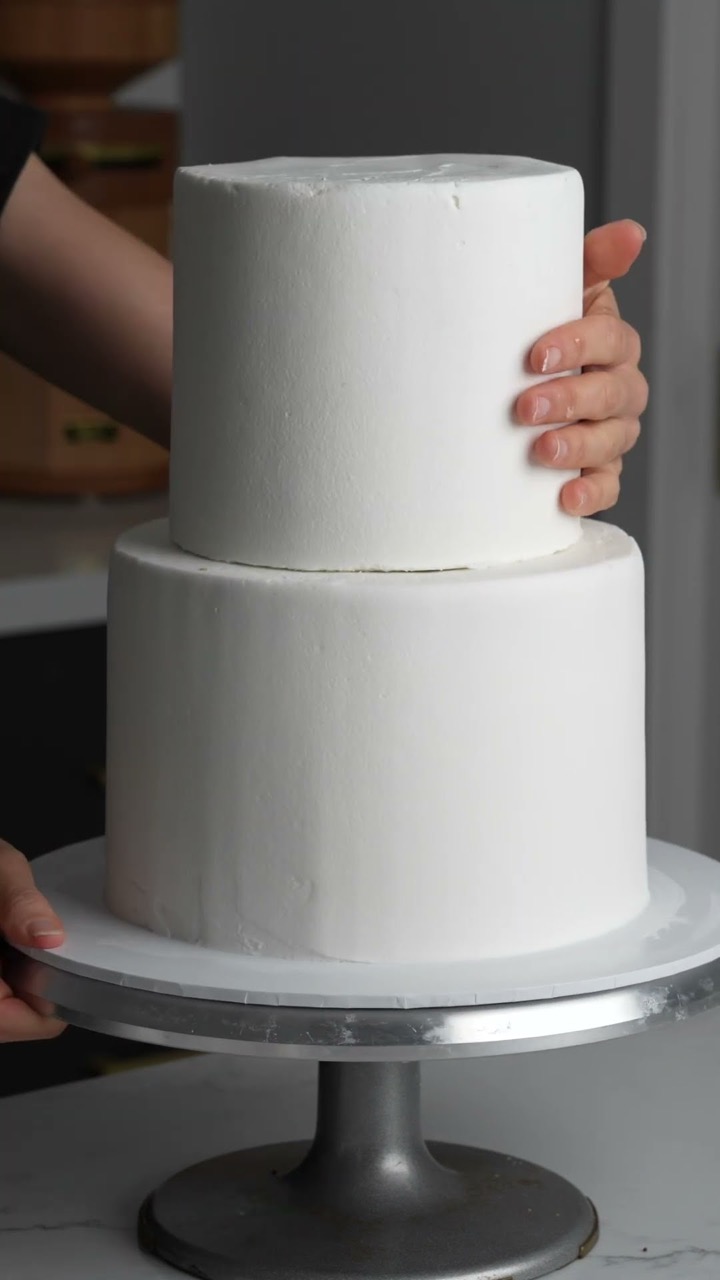Doweling, stacking, and hiding the seam between two buttercream cakes. #cakedesign #caketutorial