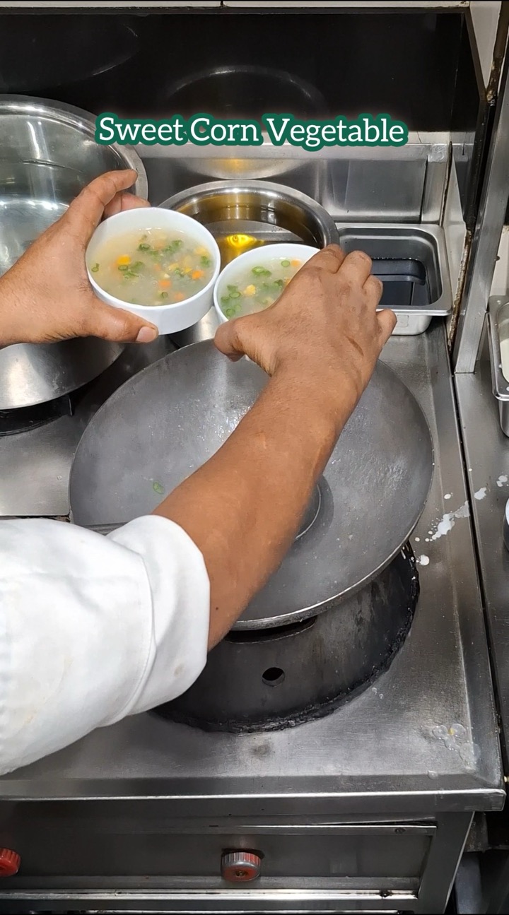 Sweet corn vegetable soup 🍲 #foodshorts #hotellife #cooking #chinesefood #Sweetcornvegsoup