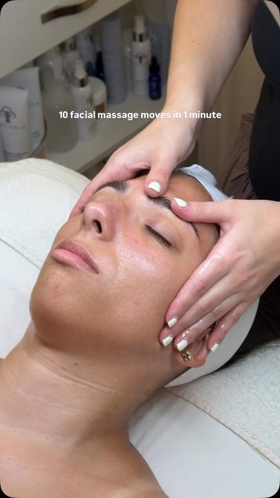 My facial massage is a consistent flow that focuses on the full face to relieve tension, reduce puffiness, sculpt and most importantly… relaxation 🧖🏻‍♀️

•
•
•

#esthetician #facials #statenislandesthetician #facialmassa