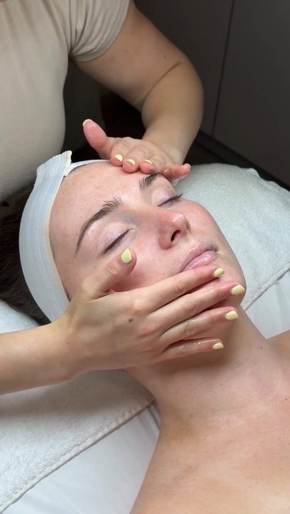 My most asked question….

The facial massage product I swear by 👀
Comment “massage” and I’ll send you the exact product link 🤍

#facialmassage #statenislandesthetician #facials #esthetics