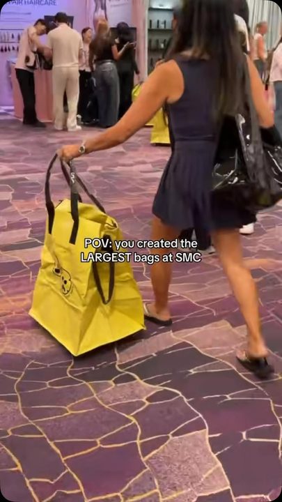 you can take me out of handbags but you can’t take the handbags out of ME! 👜👜👜 (seriously tho thank you to everyone who made this happen making 1000 GIANT ass bags and sending them to vegas is a logistical and diabolical