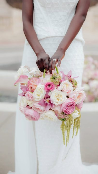 All weddings are beautiful, but when they feature oyster shell place cards, floral handbags, and @jimmychoo…well, consider us sold ✨

Creative Direction + Planning: @artisanal.events 
Creative Direction + Photography: @s