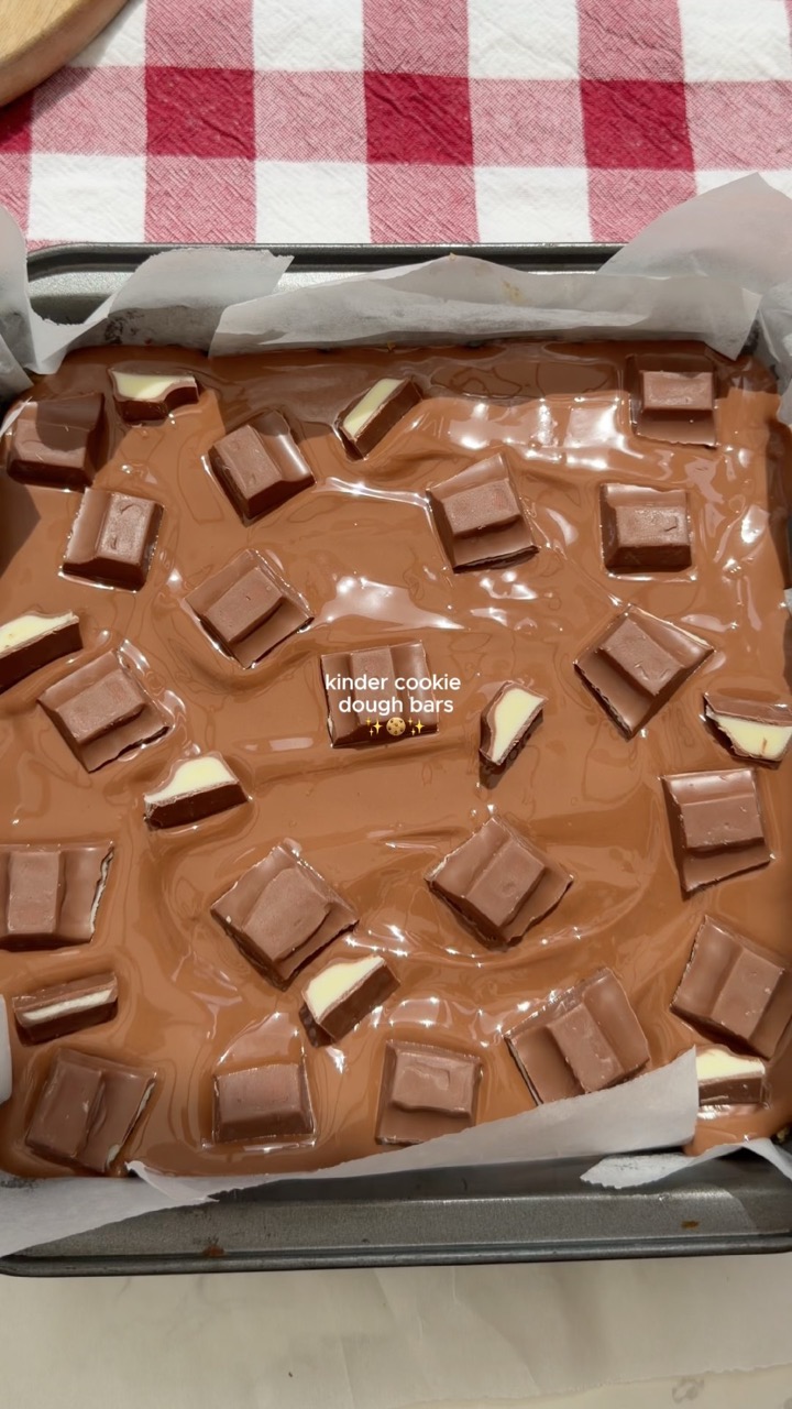 Will you be giving this a try?✨🍪 #kinder #cookiedough #cookiebars #nobake #shorts #nobakedessert